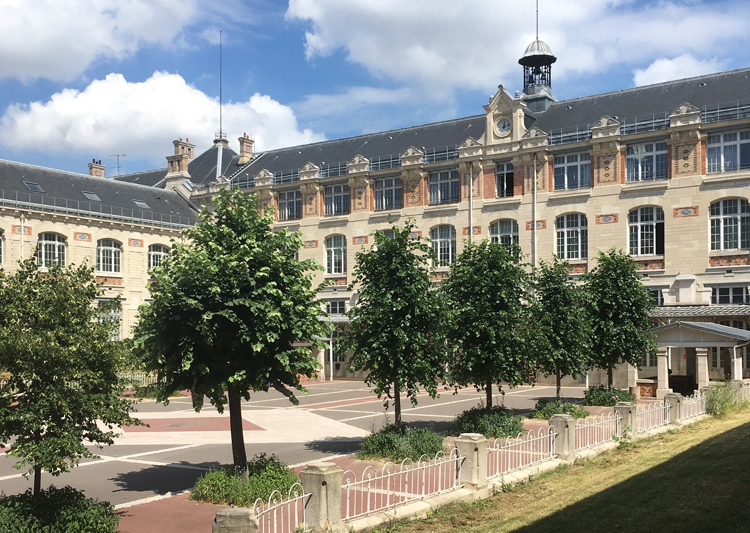 Collège Voltaire building